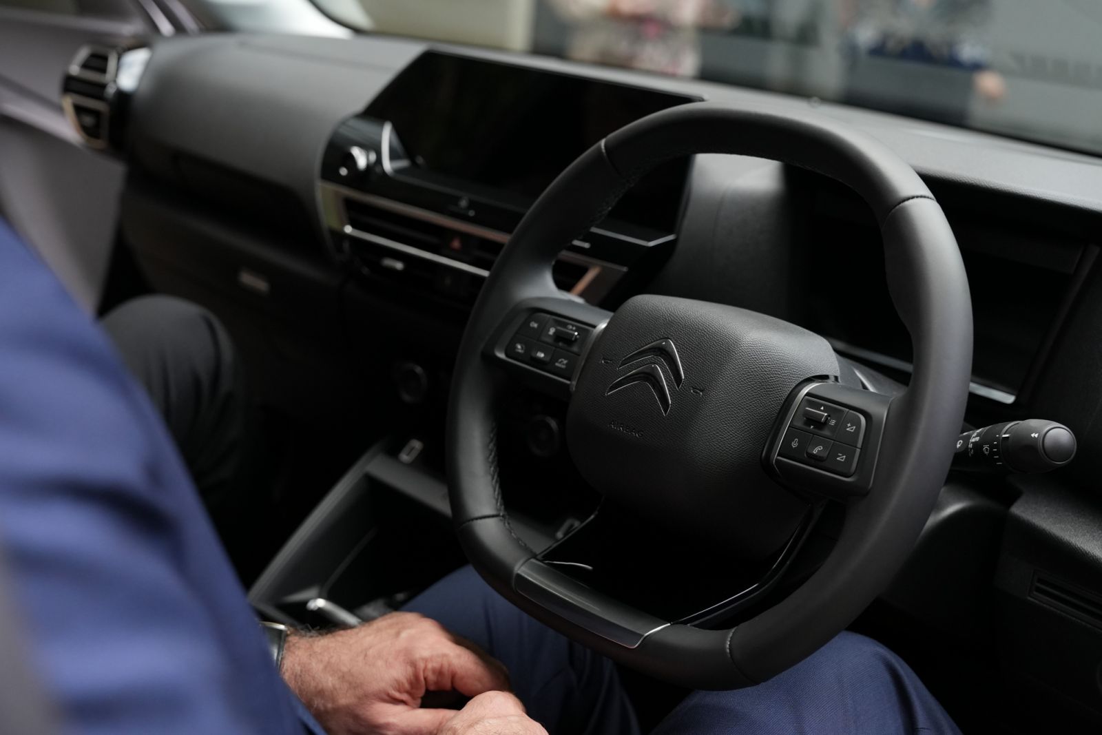 Interior Citroën Ë-C4 Electric dilengkapi teknologi Citroën Advanced Comfort® untuk pengalaman berkendara yang tenang, nyaman, dan modern (Foto: Dok. Citroën)