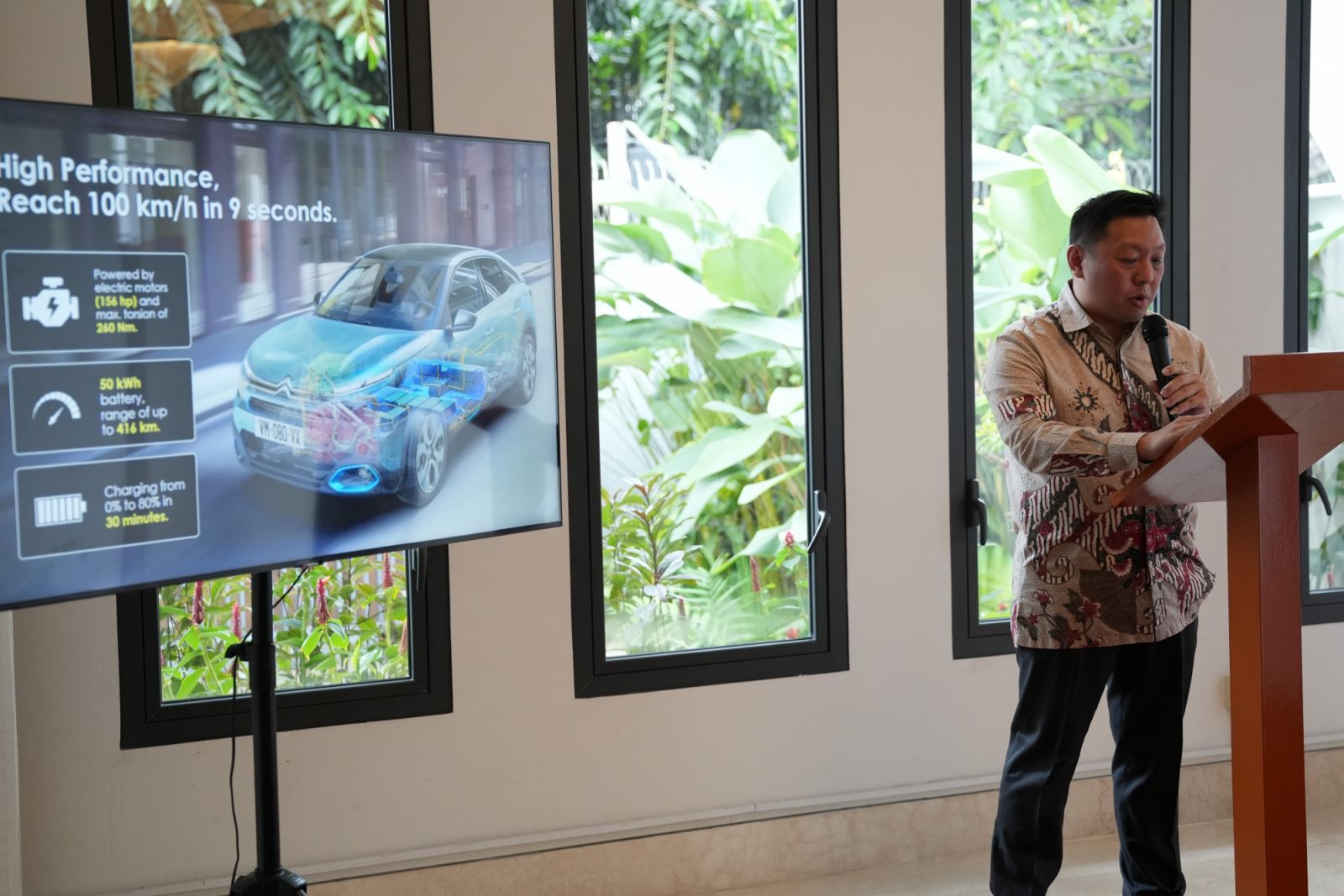 Sales & Marketing Division Head of Citroën Indonesia, Ferdinan Hendra memaparkan keunggulan Citroën Ë-C4 Electric sebagai SUV listrik yang mengedepankan efisiensi dan kenyamanan khas Prancis (Foto: Dok. Citroën)