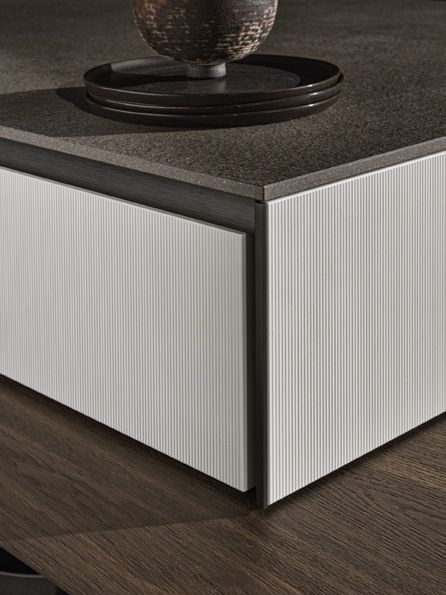 Patented black anodised aluminium sides and full-length recessed handles