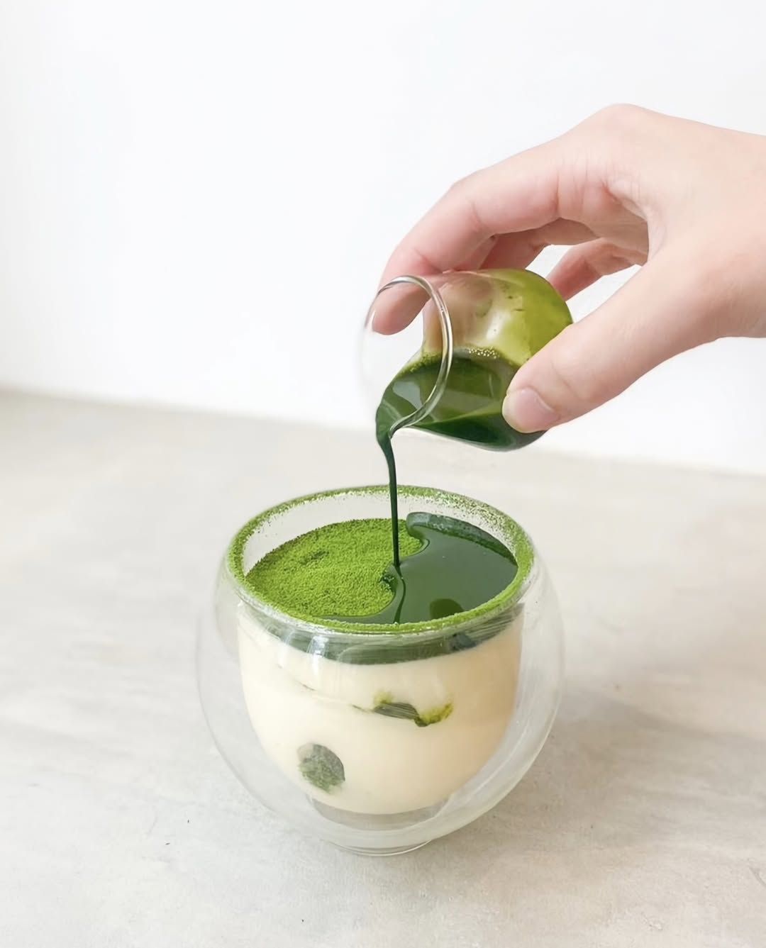 Matcha Tiramisu với hậu vị dịu nhẹ và độ đắng vừa phải, phần sốt matcha tạo nên vị sâu mà không gắt, vừa đủ để nâng đỡ lớp kem mascarpone bồng mịn cùng độ béo vừa phải. Ảnh: ateliermatchavn