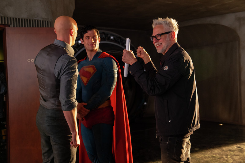 Behind the scenes: Nicholas Hoult (Lex Luthor) with David Corenswet and James Gunn (Photo: Warner Bros)