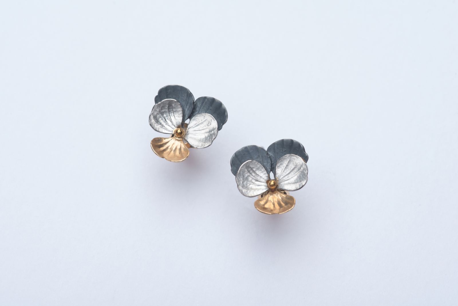 'Pansy' by Wataru Yamazaki on exhibition at Aphro Living (Photo: Studio 925)