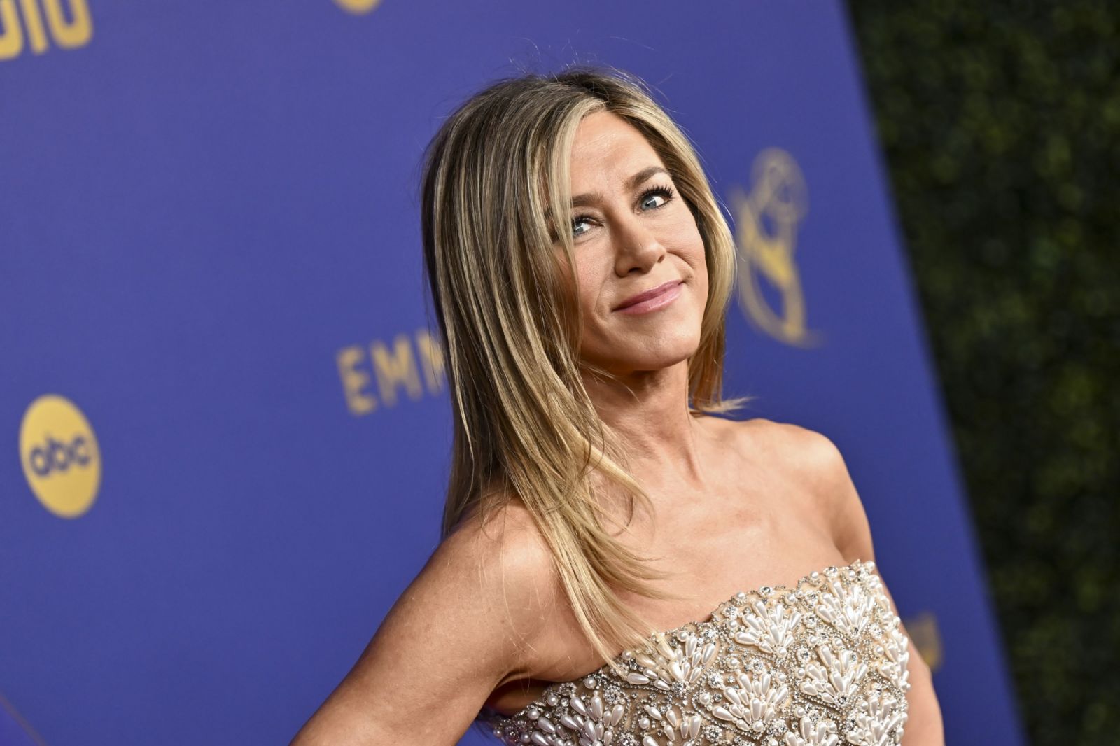 Sự chuyển hình của Jennifer Aniston với câu chuyện bi kịch về tình mẹ con |  Tatler Asia