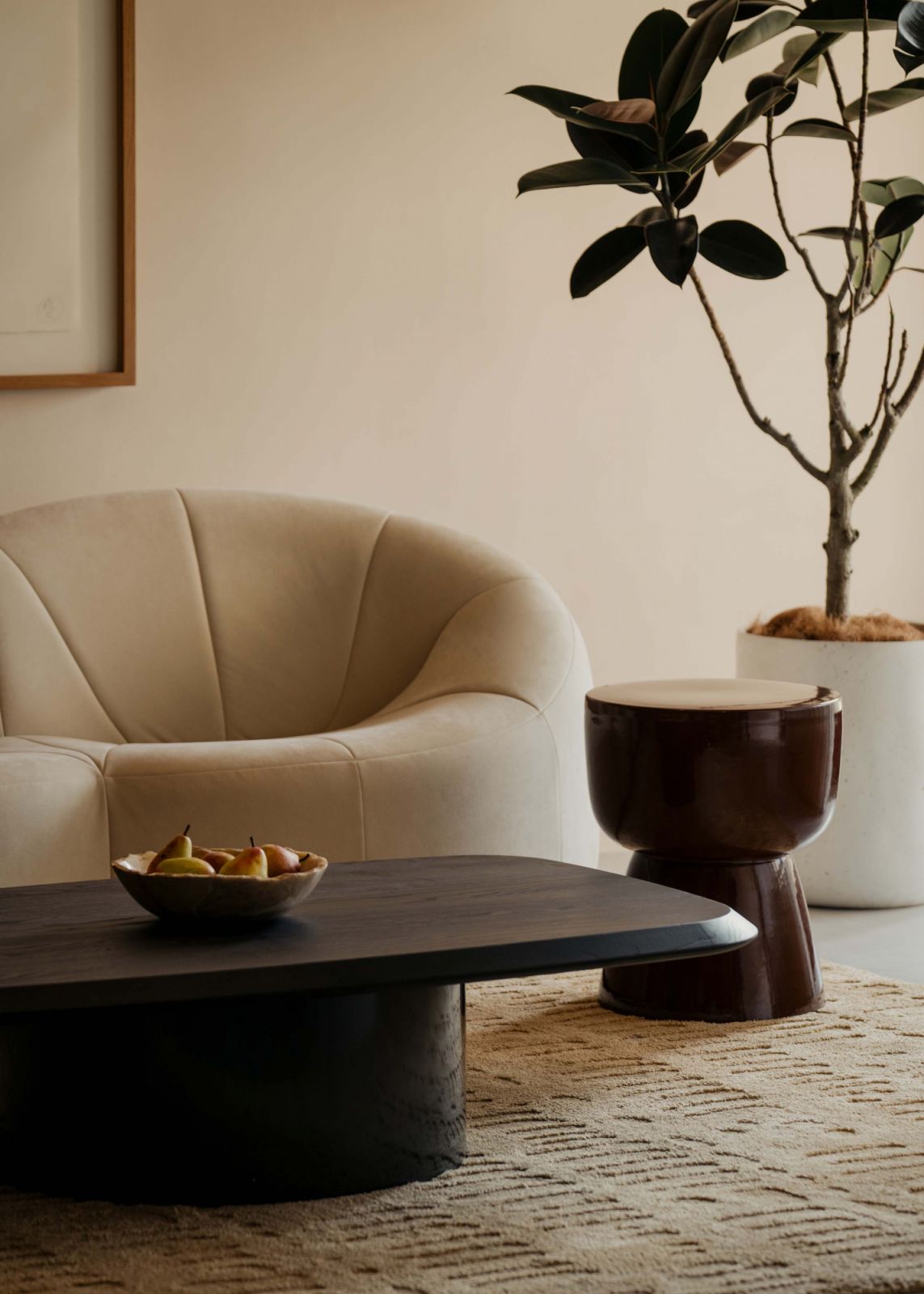 The Suki Low table from Ligne Roset brings to the reception area an inviting sense of scale