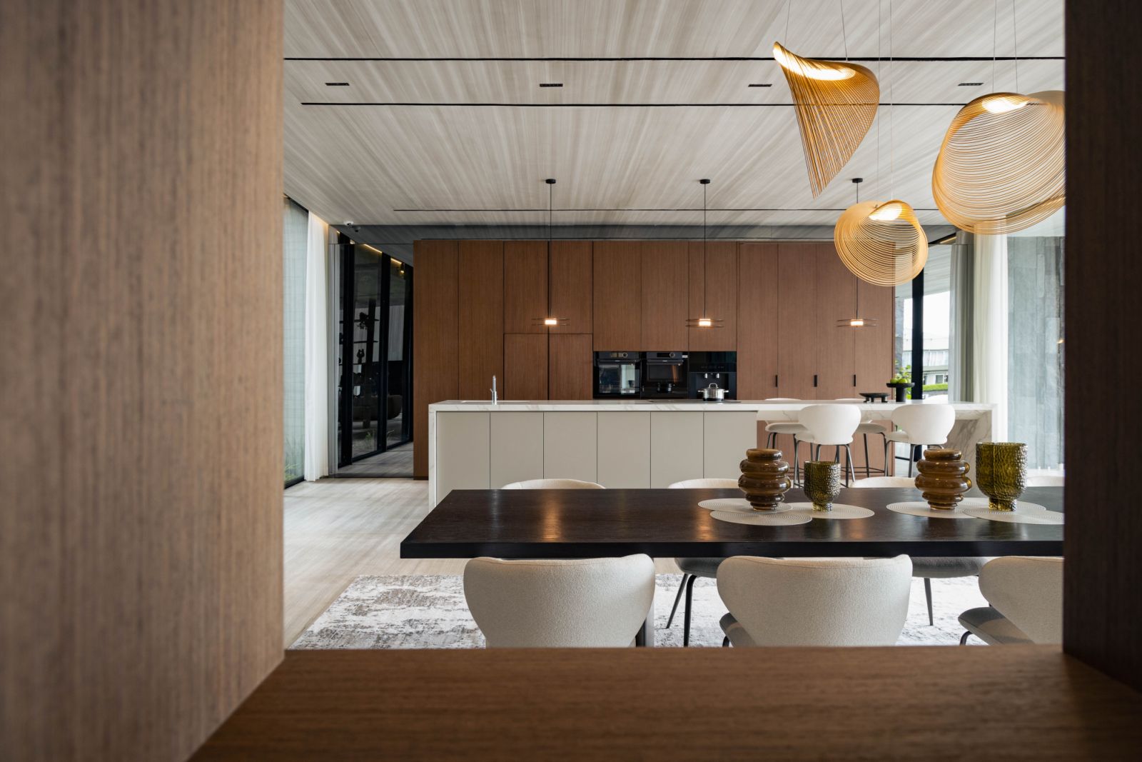 The breakfast counter and dining area