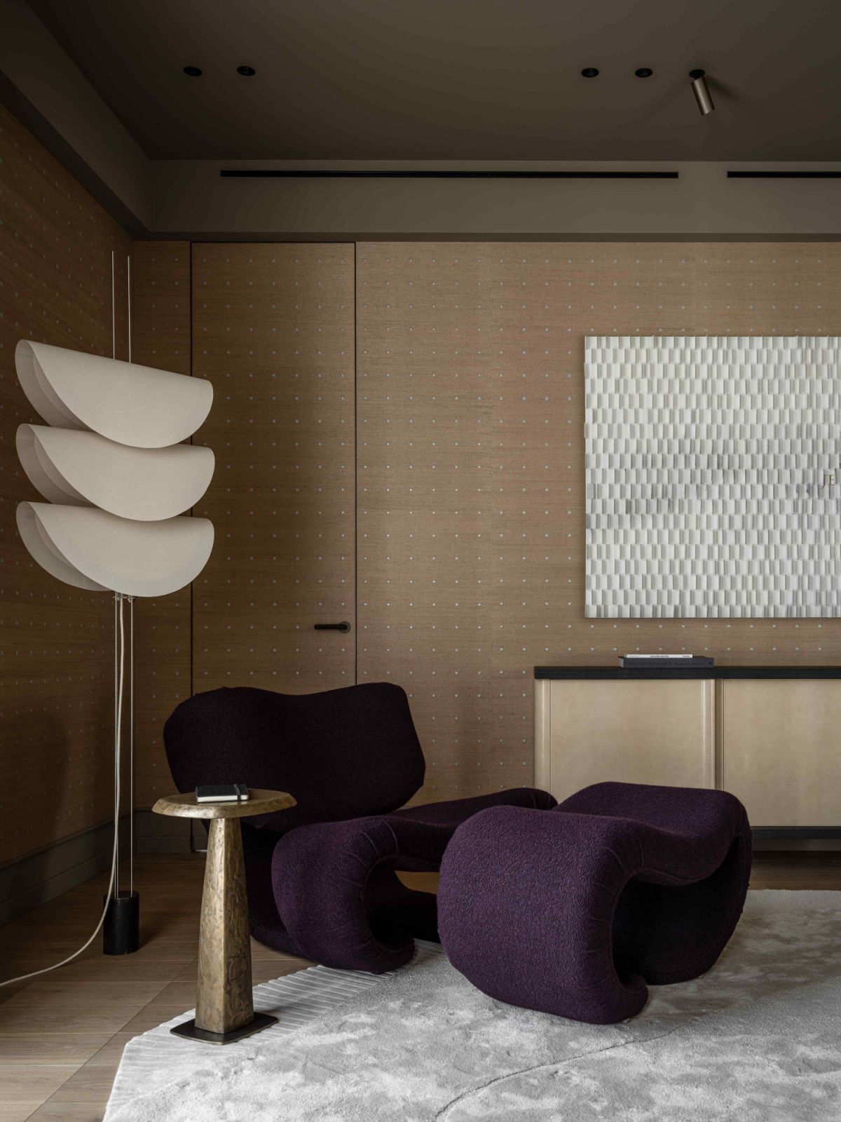 The Sculpture 190 armchair by Vittorio Introini, and the Petalo lamp by Mauro Fabbro