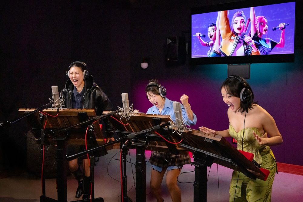 จากซ้าย: Ji-young Yoo (ผู้ให้เสียงพากย์ Zoey), Arden Cho (ผู้ให้เสียงพากย์ Rumi) and May Hong (ผู้ให้เสียงพากย์ Mira) (ภาพ: Ricky Middlesworth, ©2025 Netflix)