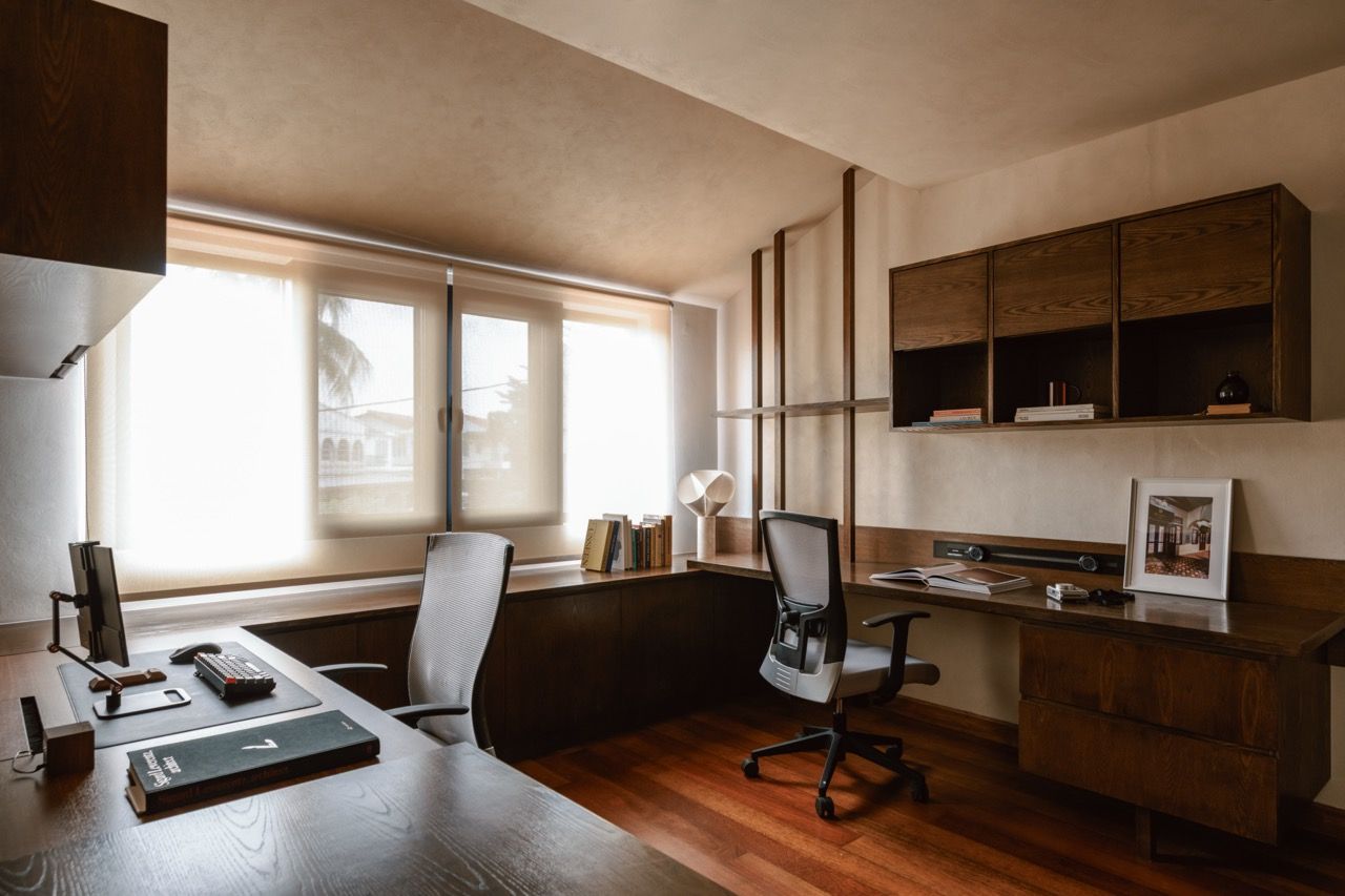 Another workspace showcasing the consistent material palette of Senply timber veneer and the textured wall finish that Lim describes as having almost like the surface of a cave wall