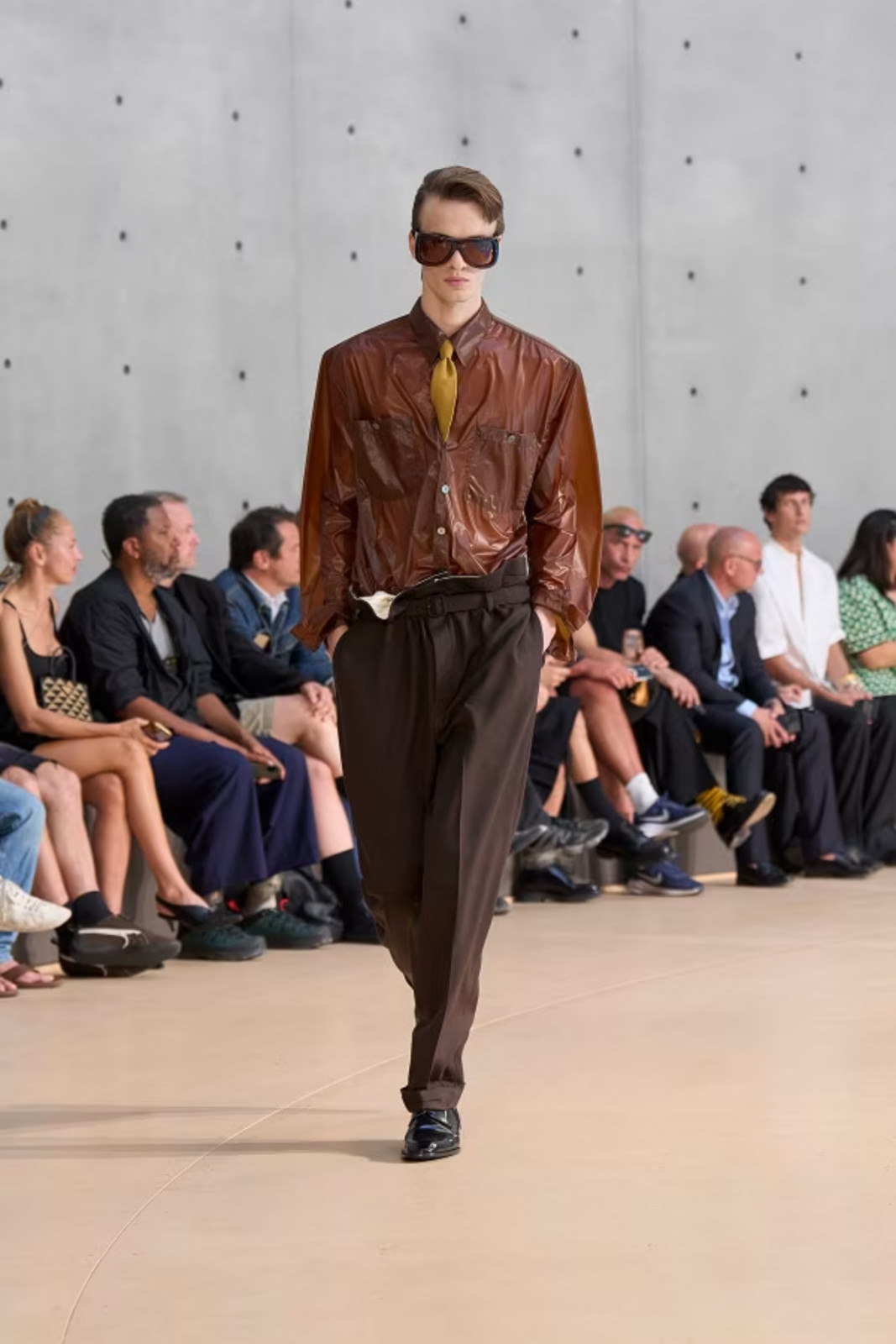 BST Saint Laurent Xuân Hè Nam 2026 như bước sang “thái cực mới” dưới sự dẫn dắt của Giám đốc Sáng tạo Anthony Vaccarello.  Ảnh: Saint Laurent