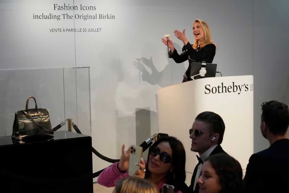 Auctioneer Aurélie Vandevoorde gestures as an original Birkin bag sells for USD 10.1 million (photo: Michel Euler/The Associated Press)