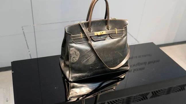 Chiếc túi Birkin nguyên bản do Hermès tạo ra cho Jane Birkin vào năm 1984 được trưng bày trước phiên đấu giá. Ảnh: AP Photo/Michel Euler