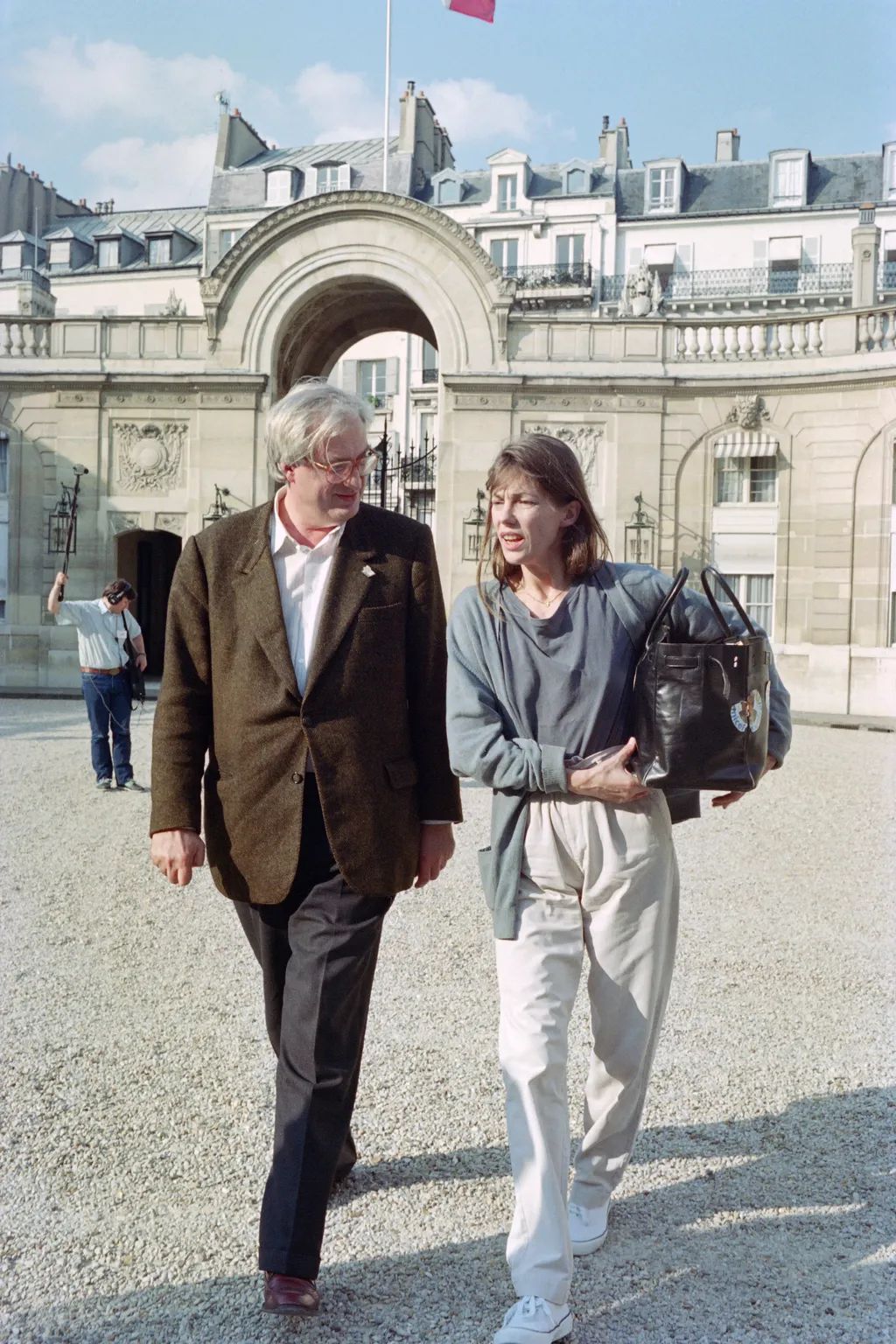 Đạo diễn người Pháp Bertrand Tavernier và nữ diễn viên kiêm ca sĩ người Pháp Jane Birkin xách chiếc túi Birkin của cô vào tháng 05/1990. Ảnh: Getty Images