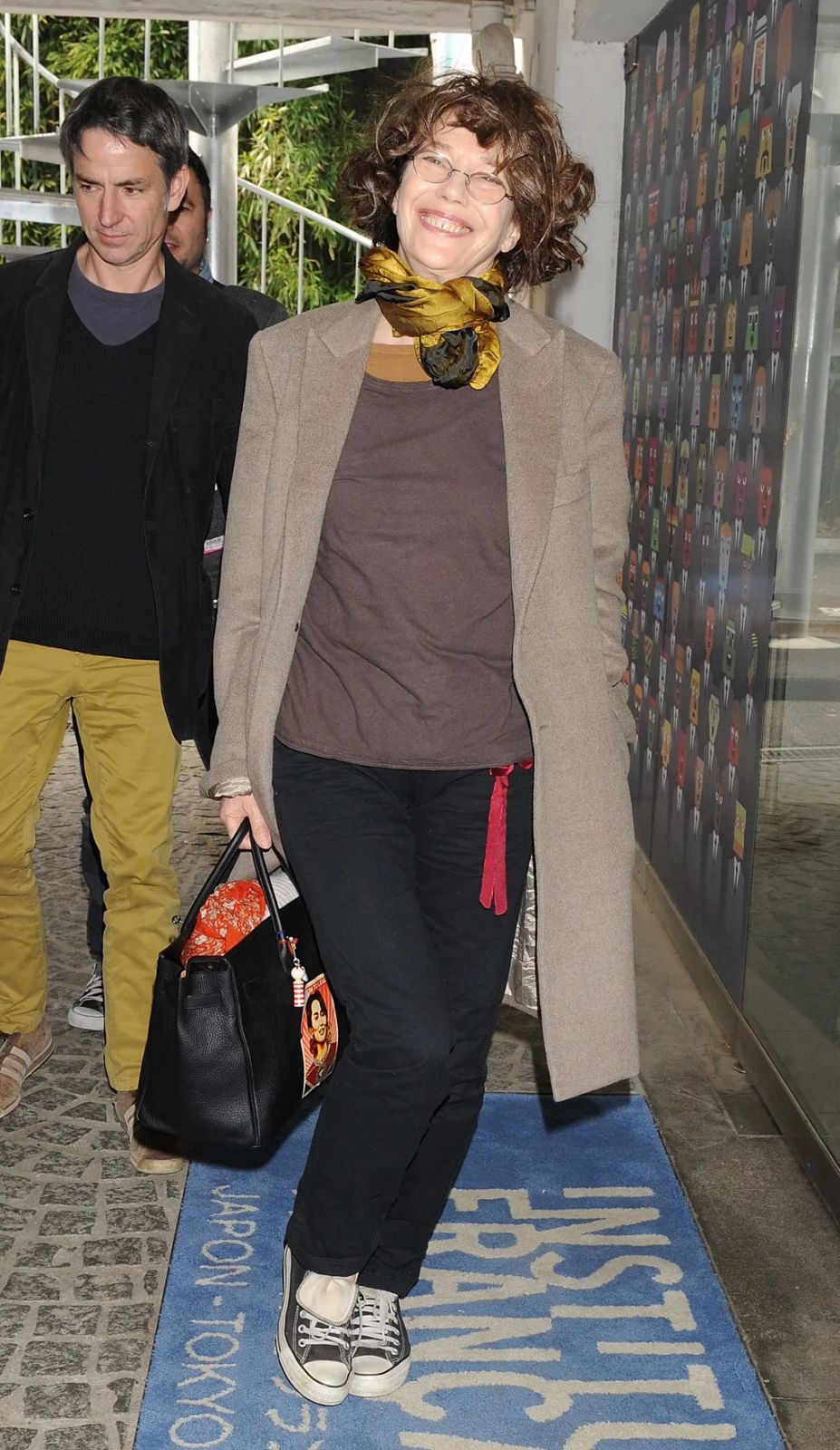 Jane Birkin cầm chiếc túi Birkin của mình vào năm 2013. Ảnh: Getty Image
