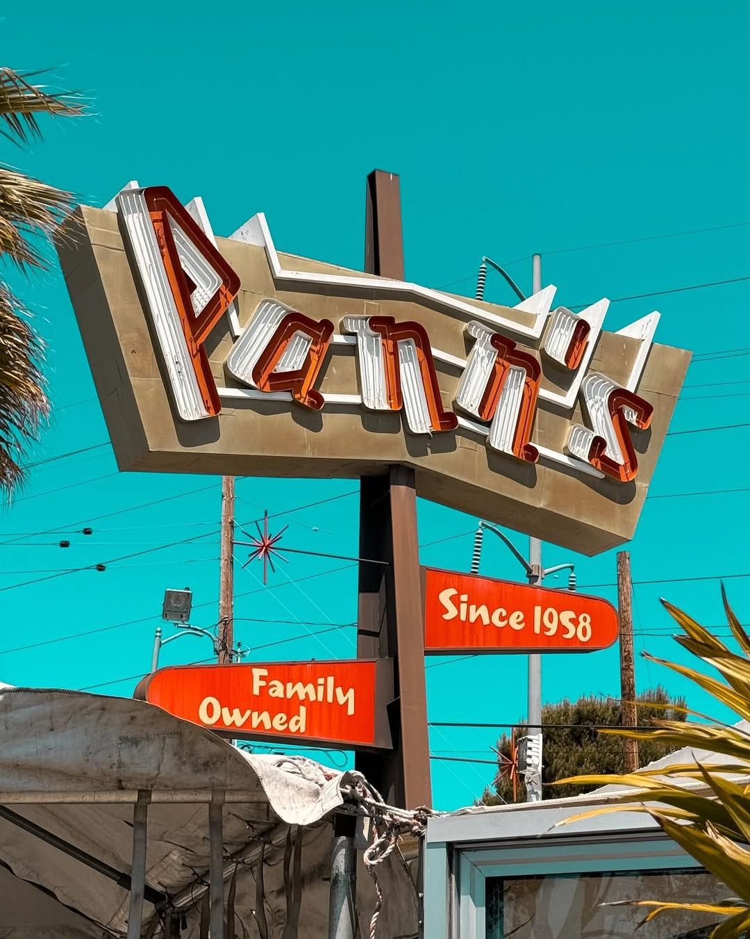 The captivating signage of Pann’s Restaurant in Los Angeles by Armét & Davis (Photo: Instagram / @merchmotel)
