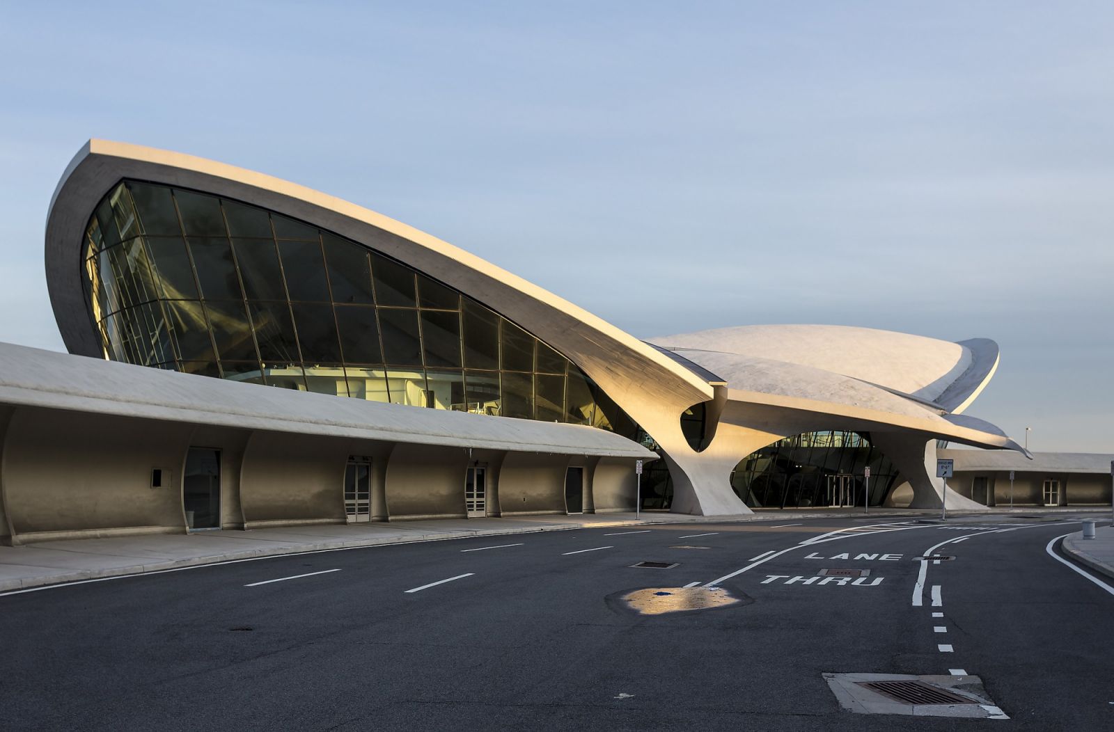 The sweeping, wing-shaped concrete shell roof is likened to Leonardo da Vinci’s flying machine (Photo: WikiCommons)