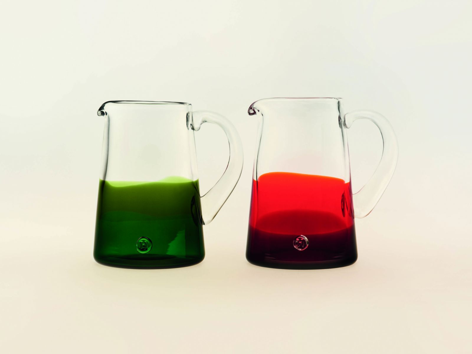 The Jugs Doublé d’Hermès, which reveal a rich play of colours when interacting with their contents (Photo:  Maxime Tetard)