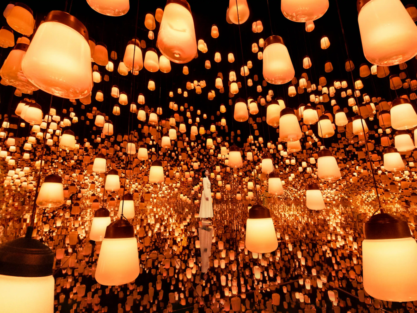 ‘Forest of Resonating Lamps’ in the new museum (Photo: courtesy of teamLab Biovortex Kyoto)