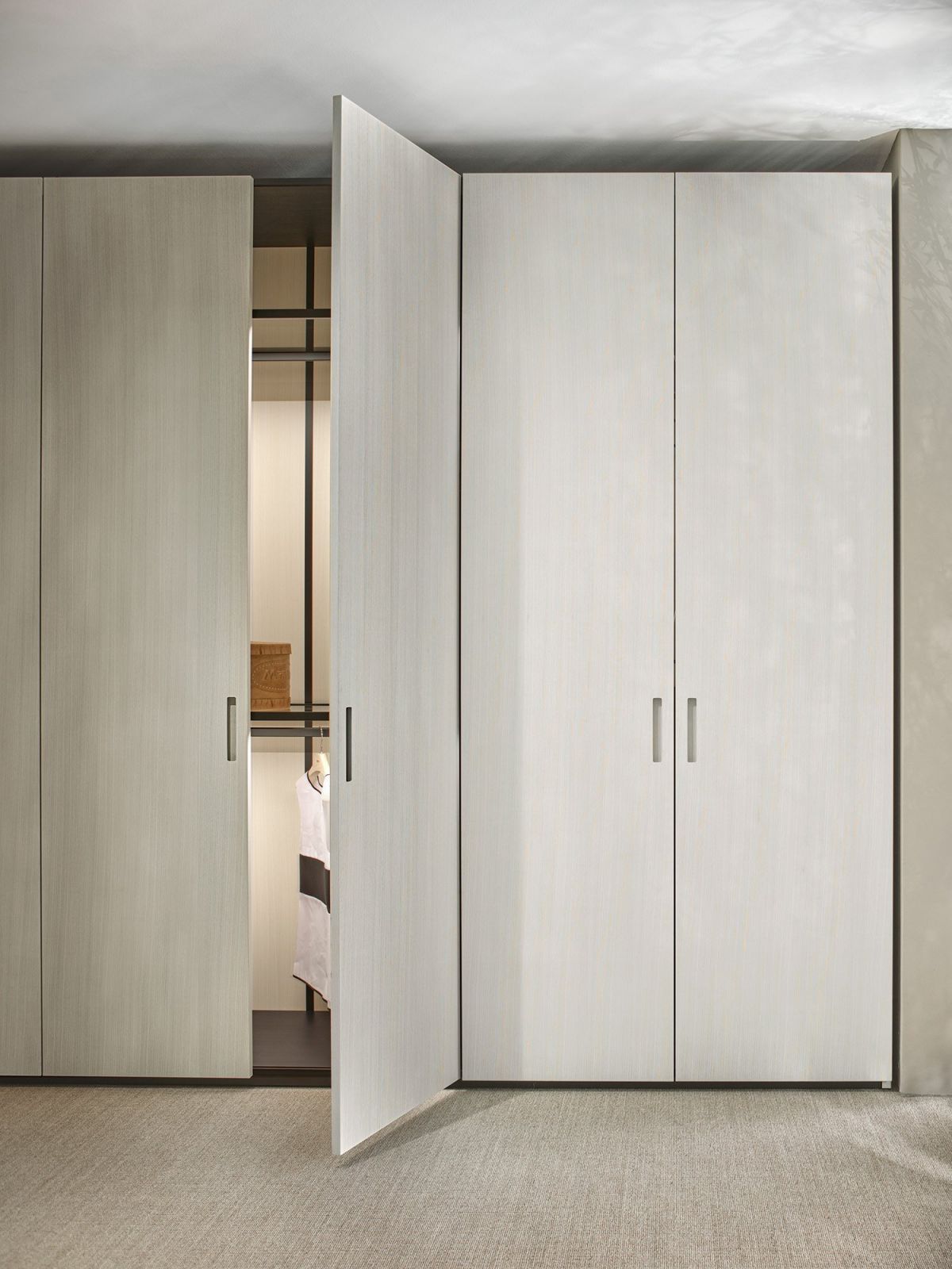 Porro, Storage walk-in closet แบบ Plain door (ภาพ: Porro)