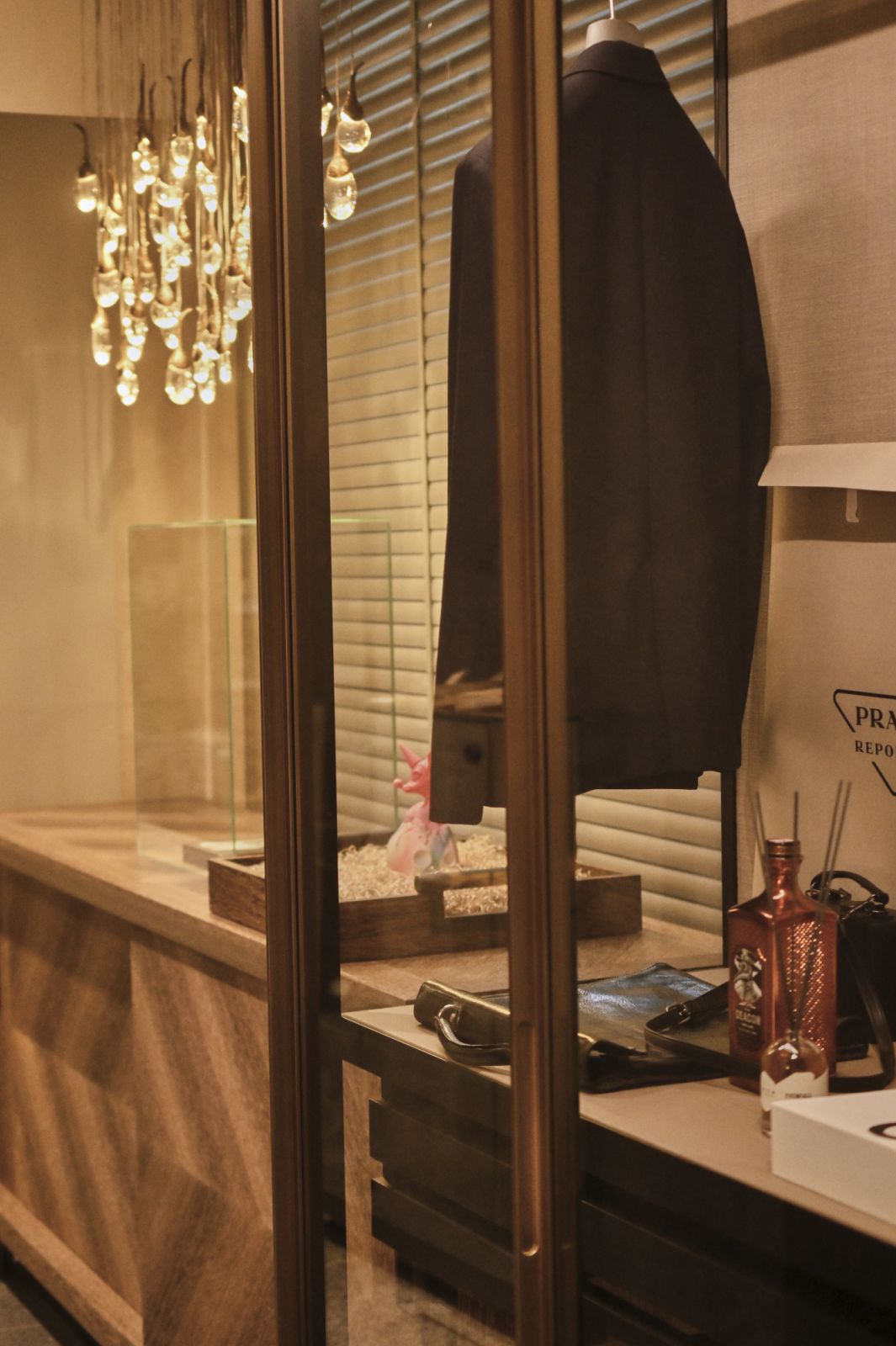 Porro, Storage walk-in closet แบบ Iron door (ภาพ: GANDA scent & object)