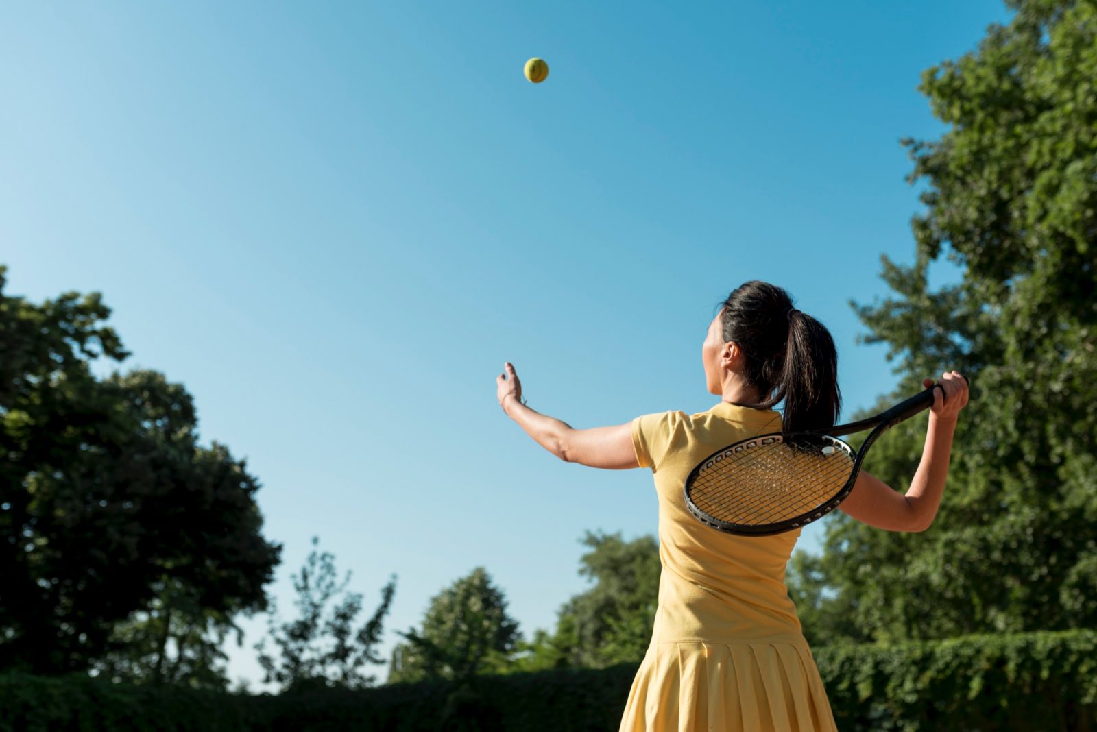 From cliffside courts to jungle hideaways, these striking tennis courts prove that location matters just as much as your backhand. (Photo: Freepik)