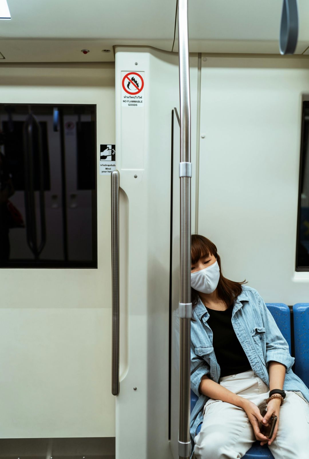 Japanese commuter taking a short nap on public transport, illustrating the inemuri social nap tradition (Photo: Ketut Subiyanto/Pexels)
