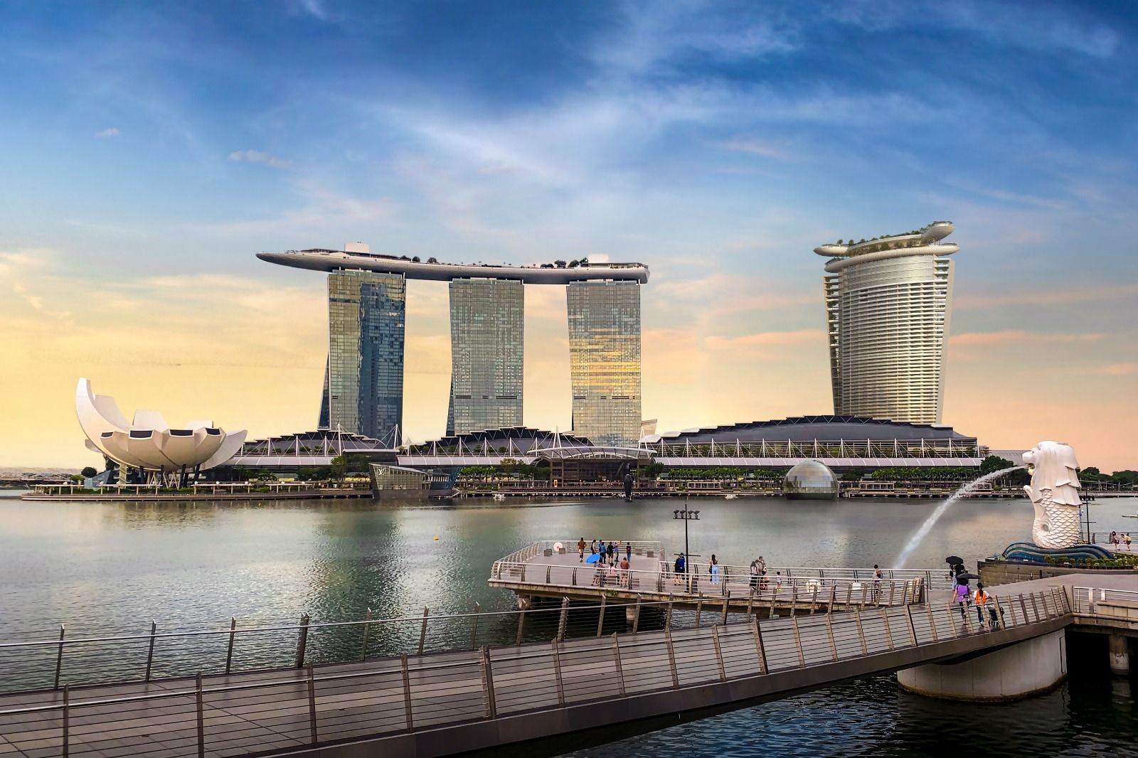 View of Las Vegas Sands' new ultra-luxury development in Singapore from across the bay (Foto: Safdie Architects)