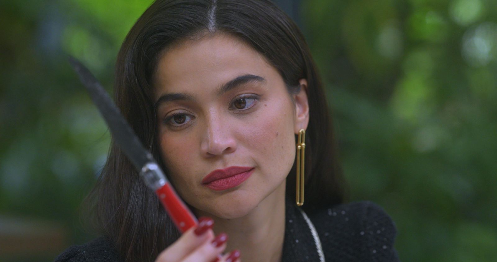Anne Curtis as Emilia “Mia” Hernandez, a successful children’s book author diagnosed with antisocial personality disorder (Photo: courtesy of Netflix and ABS-CBN)