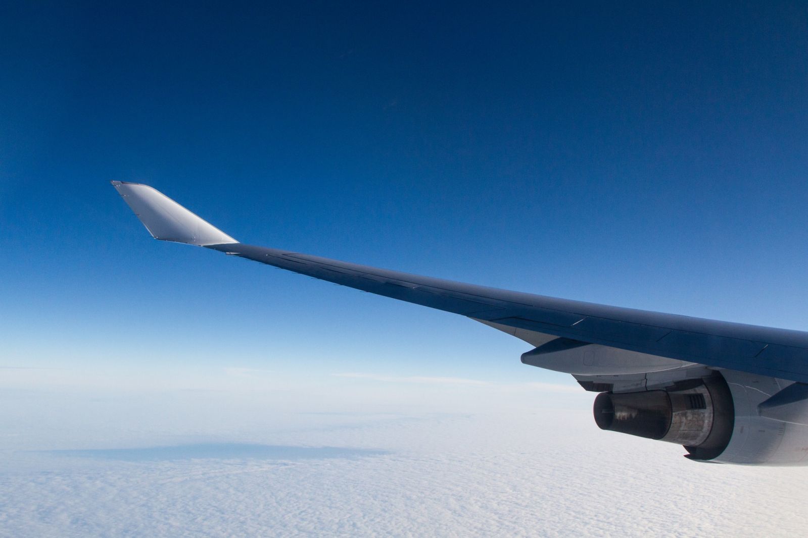 Staying connected at 35,000 feet—today’s in-flight wifi means the view isn’t the only thing worth looking out for. (Photo: Wirestock on Freepik)