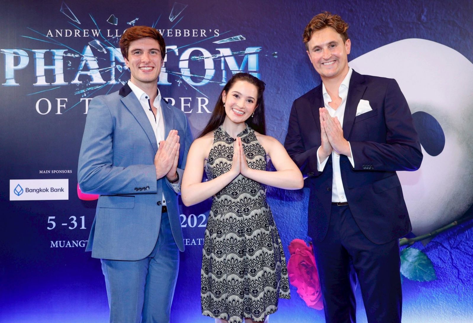 จากซ้าย: Rory McCollum (ราอูล), Grace Roberts (คริสติน) และ Samuel Wyn-Morris (เดอะแฟนธอม) สามนักแสดงนำใน The Phantom of The Opera Bangkok 2025 ระหว่างงานแถลงข่าวเมื่อวันที่ 17 กรกฎาคม 2025 (ภาพ: FB/Scenario & Rachadalai)