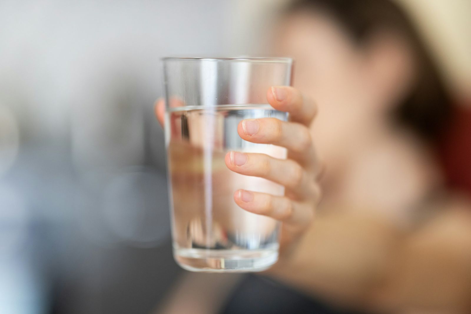 Start hydrating more a week before your flight. (Photo: Photo by Engin Akyurt on Unsplash)