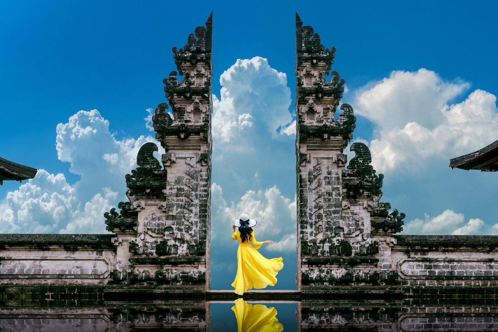 Uluwatu Temple showcases a dramatic blend of sacred architecture, coastal views and live Balinese ritual theatre. (Photo: Tawatchai07/Freepik)