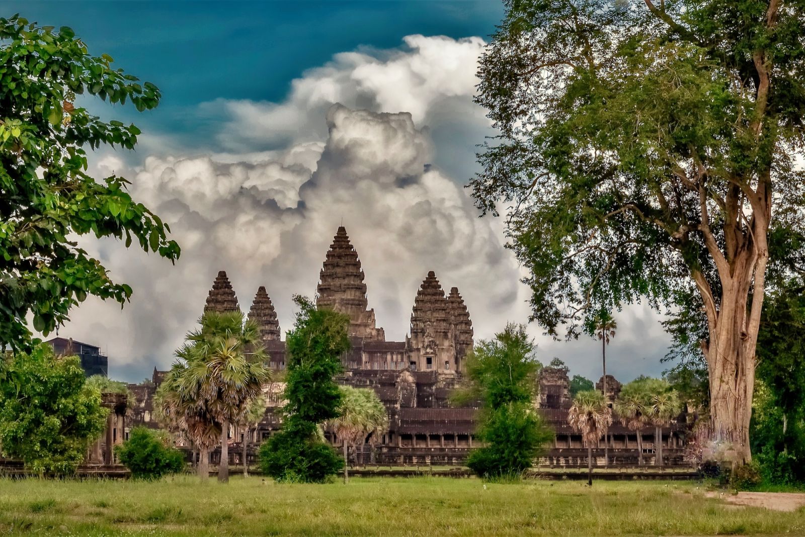 Explore a vast, centuries-old temple complex that captures the height of Khmer civilisation. (Photo: Wirestock/Freepik)