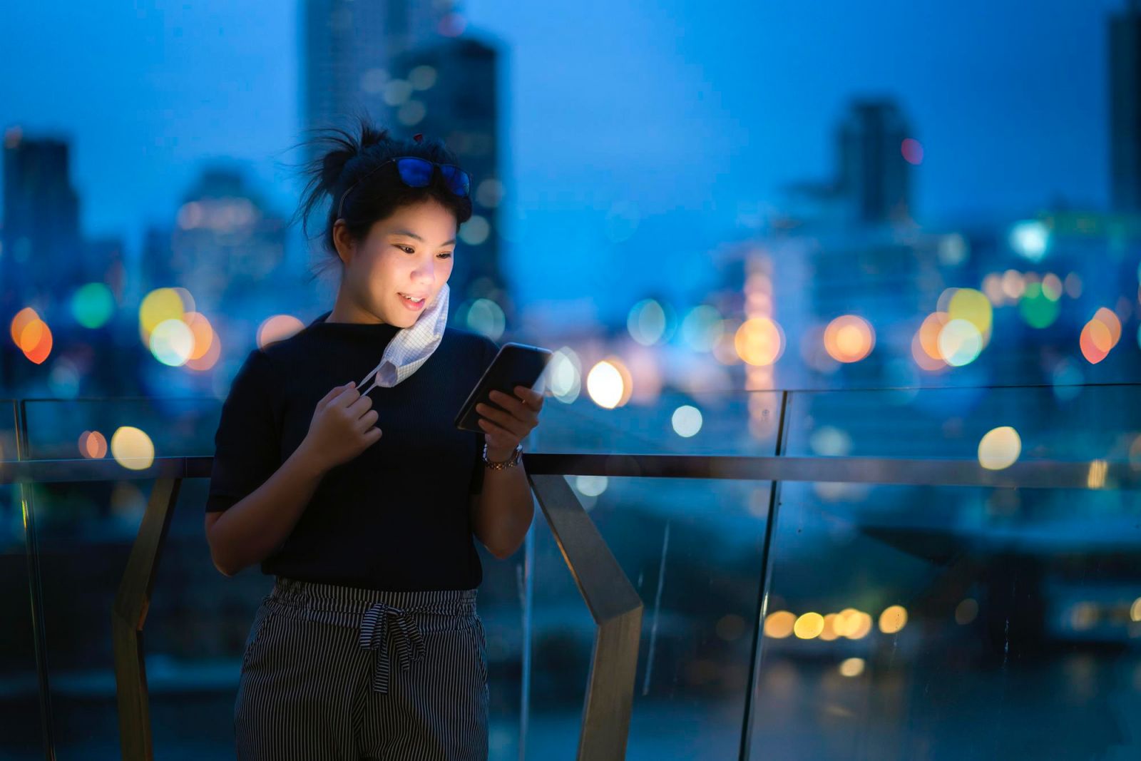 These apps can help you be present on your walks or more attentive to your surroundings by steering your focus away from your smartphone. (Photo: Lifestylememory/Freepik)