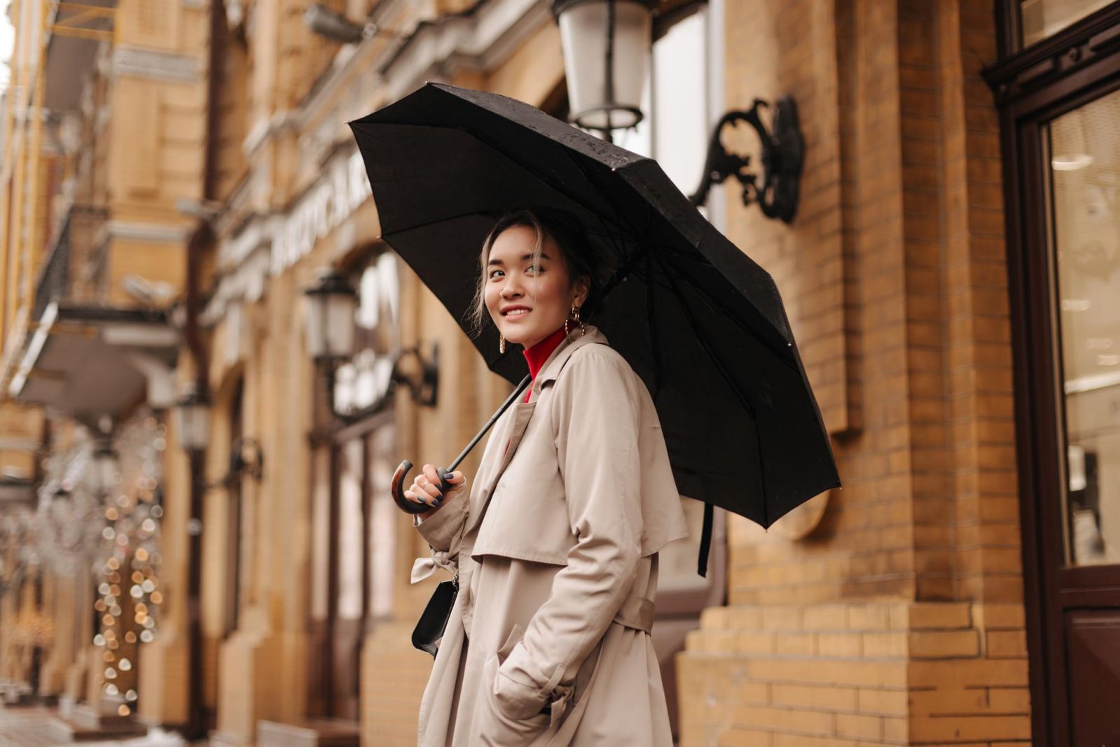 Stay polished through sudden downpours with rainy day essentials that protect your skin, makeup and hair. (Photo: Look Studio/Freepik)