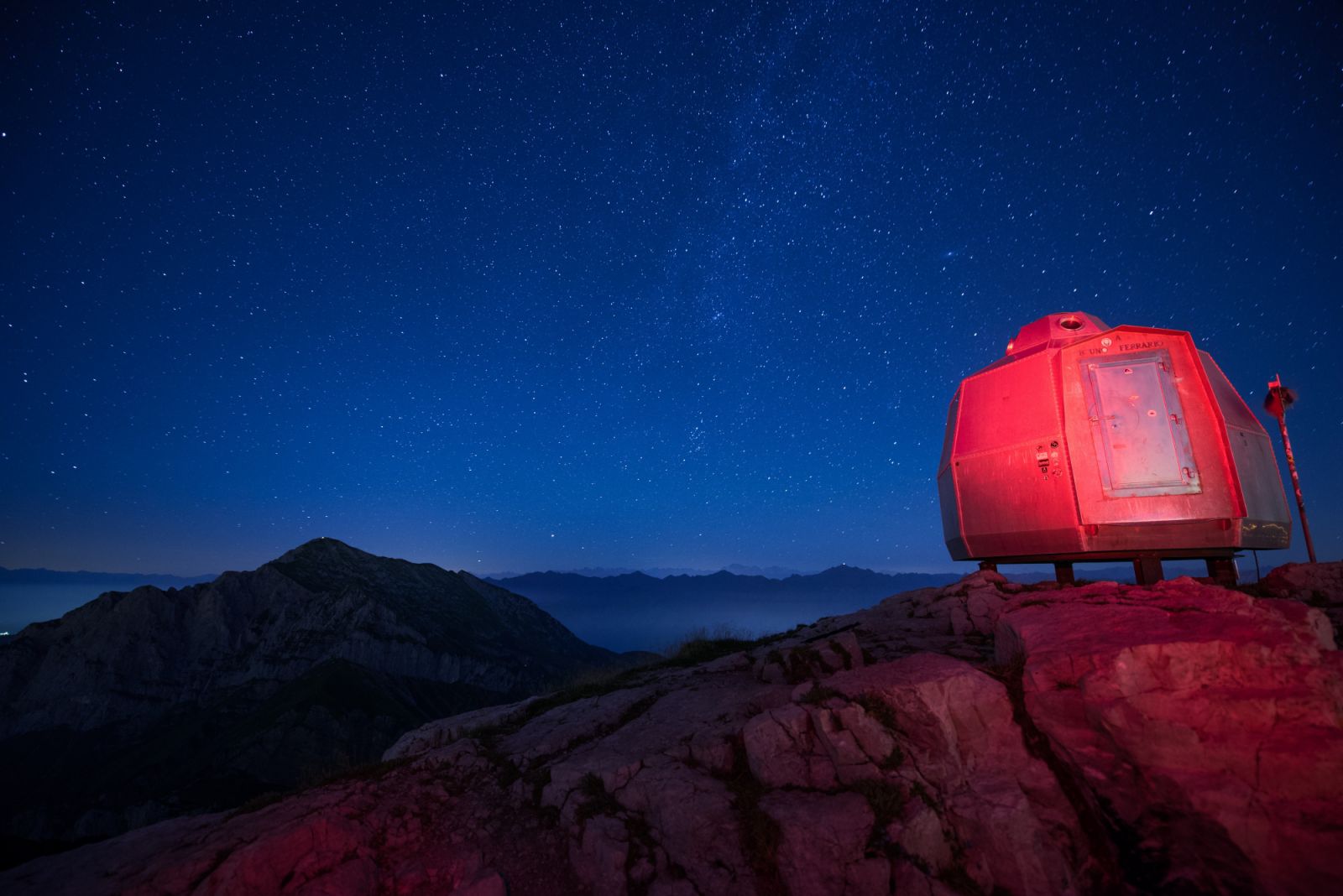 From glowing deserts to neon-soaked city streets, these noctourism experiences reveal what only comes alive after dark. (Photo: Wirestock/Freepik)