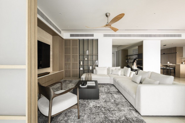 Floor-to-ceiling windows flood the space with natural light, while built-in elements frame the entertainment area and underline the Japandi concept