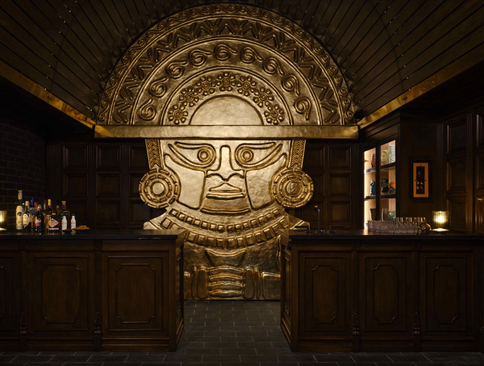The sculptural door for the back bar isinspired by the decorative hilt of Peruvian Tumi knives with Inca elements
