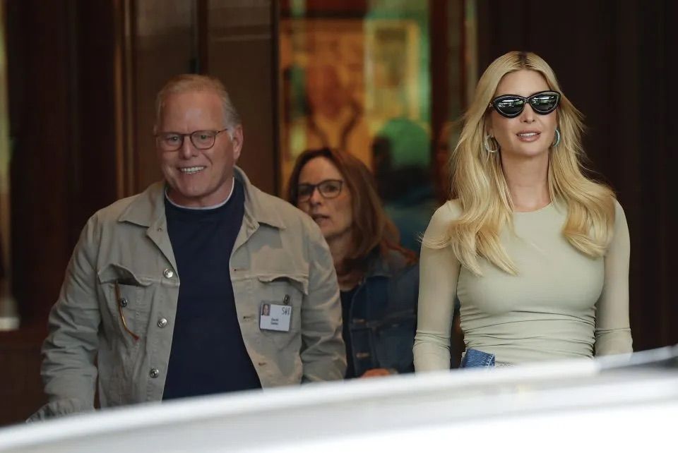 David Zaslav, CEO của Warner Bros. Discovery và Ivanka Trump xuất hiện tại Sun Valley Lodge (Ảnh: Kevin Dietsch).