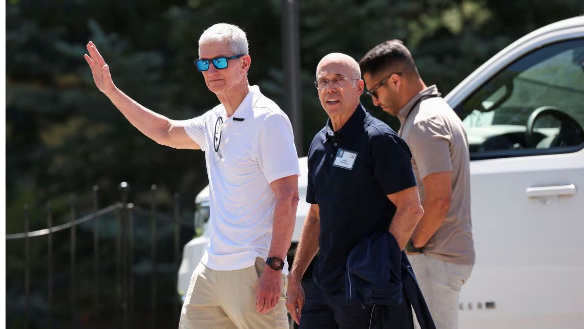 Tim Cook, CEO Apple xuất hiện cùng với nhà sản xuất phim Jeffrey Katzenberg tại hội nghị thường niên Sun Valley 2025.