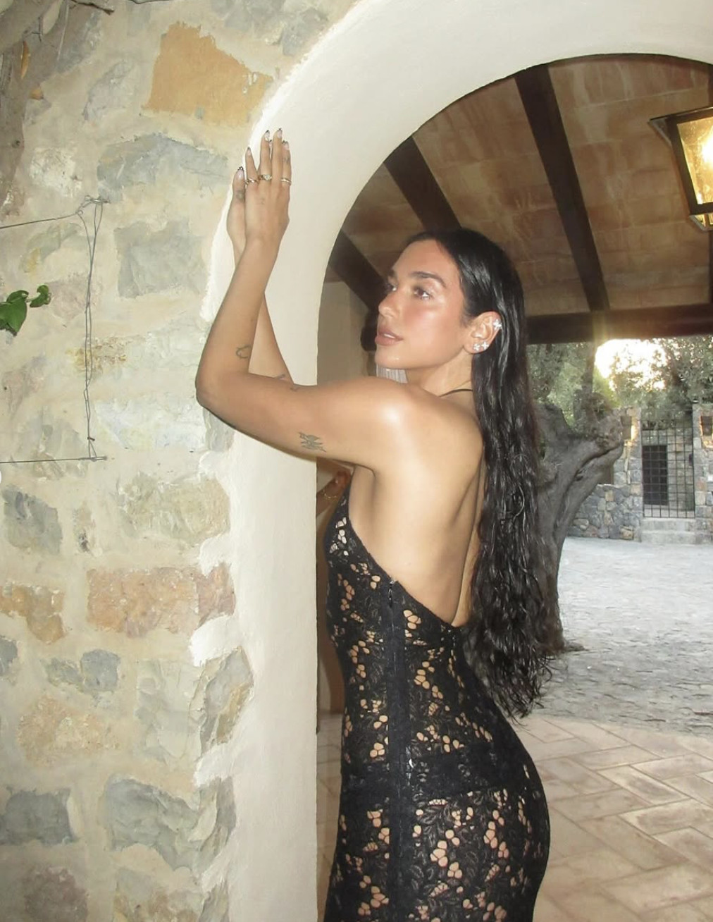Dua Lipa in La Residencia Deià. (Photo: Dua Lipa / Instagram)