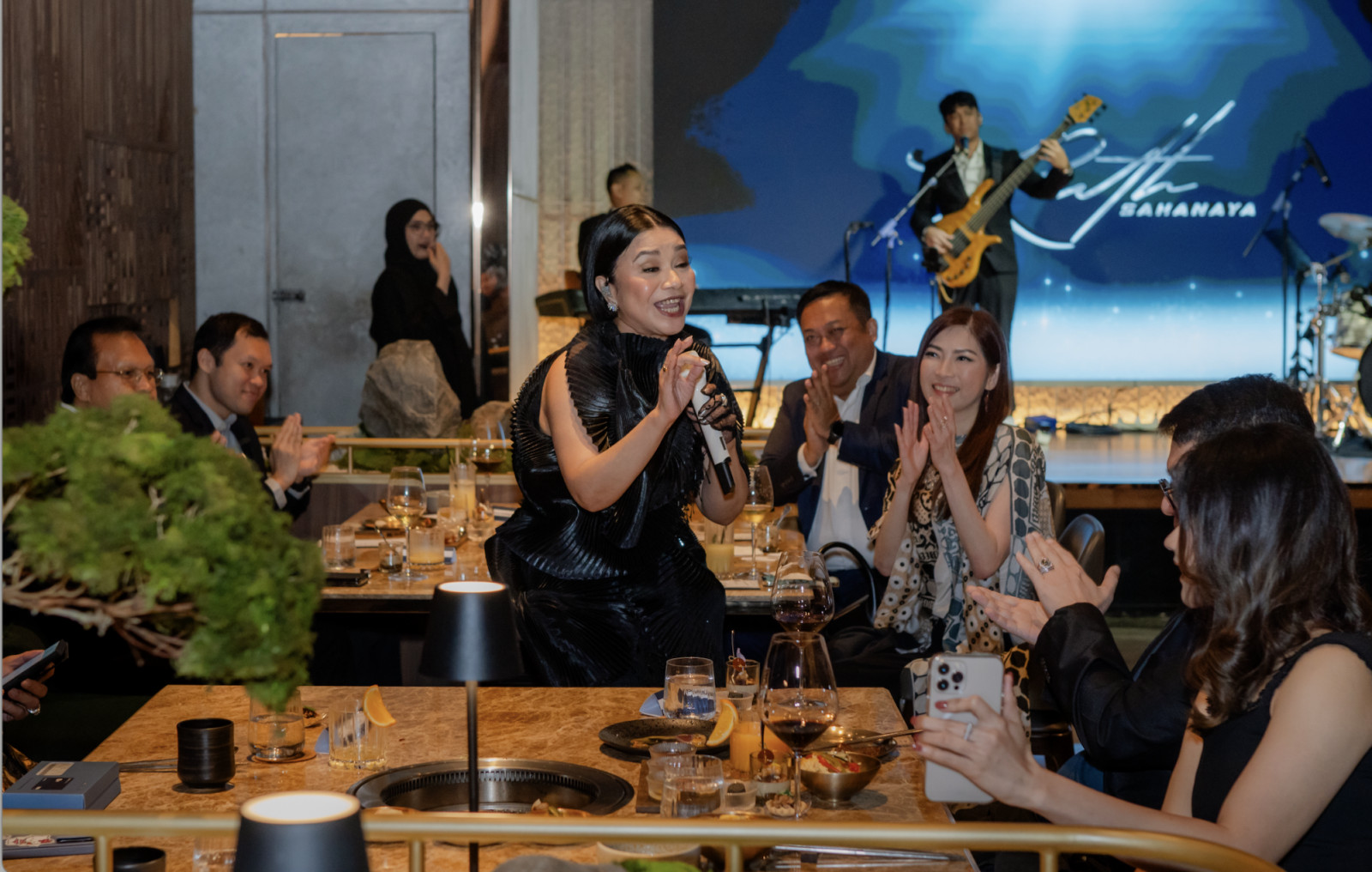 Exclusive dinner dimeriahkan dengan penampilan istimewa dari Ruth Sahanaya