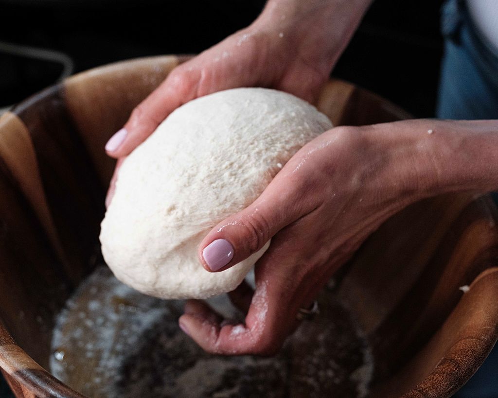 April LoConti 正在製作酸種麵包。 (Photo By Matthew Chasney For The Washington Post via Getty Images)