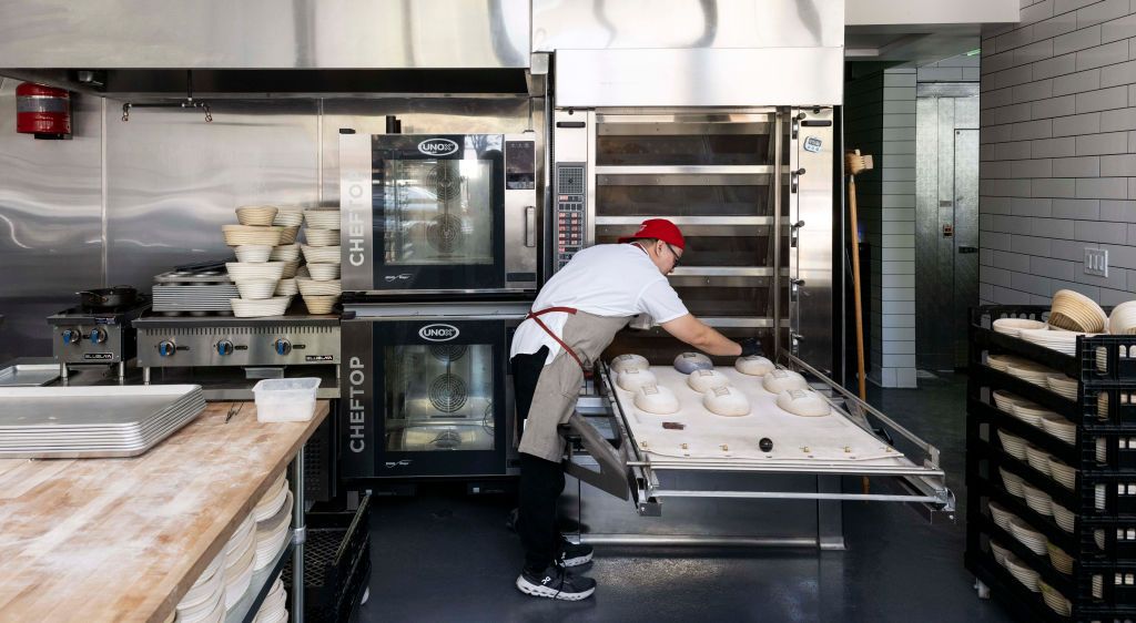 麵包師 Karlo Evaristo 正在為位於北一品紅街 61 Hundred Bread 的烤箱準備麵包。 (Photo by Paul Bersebach/MediaNews Group/Orange County Register via Getty Images)