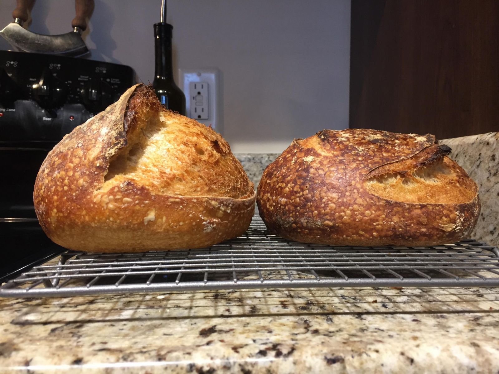 正確劃開麵包會影響烤箱彈性和麵包膨脹的範例(Image: Reddit, r/sourdough)