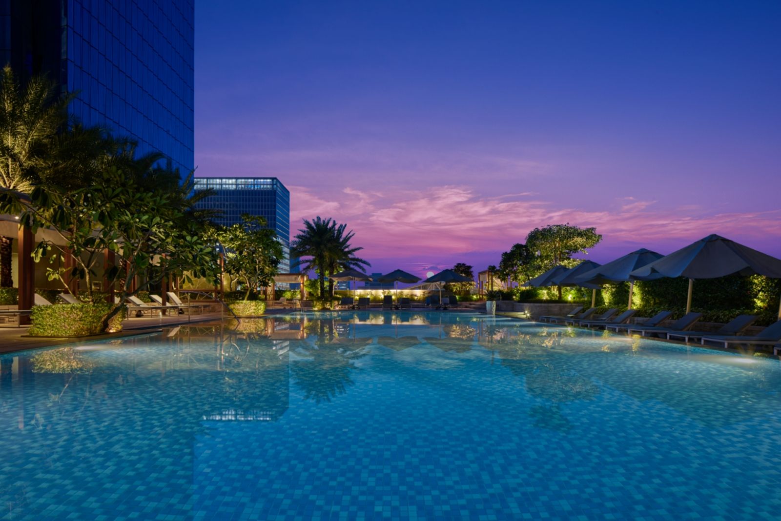 The lap pool delivers a stunning panorama of Bonifacio Global City (Photo: Shangri-La The Fort, Manila)