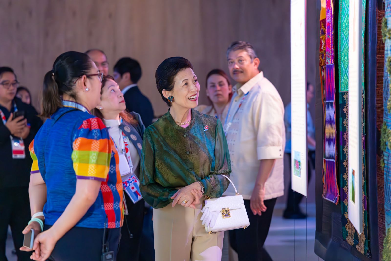 Her Imperial Highness Princess Takamado admiring the woven pieces at the Philippine Pavilion (Photo: Tourism Promotions Board)