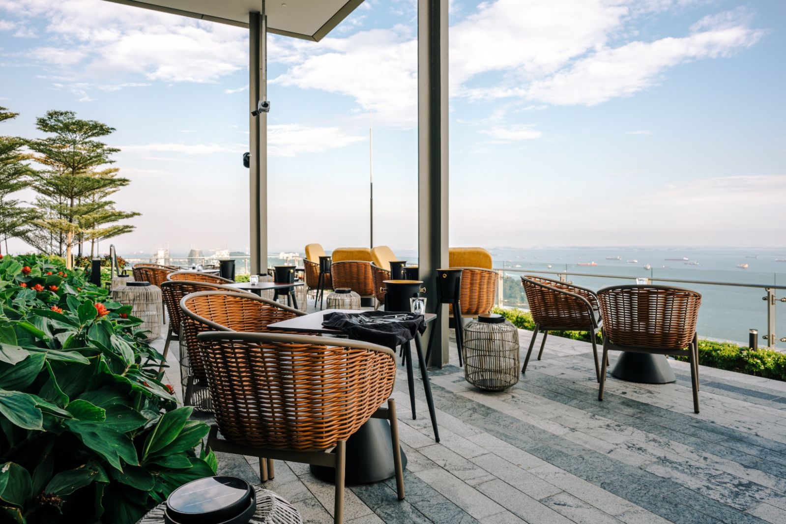 1-Alfaro’s panoramic views of Singapore’s harbour and city skyline (Photo: 1-Alfaro) Cocktail Rooftop Bars Singapore