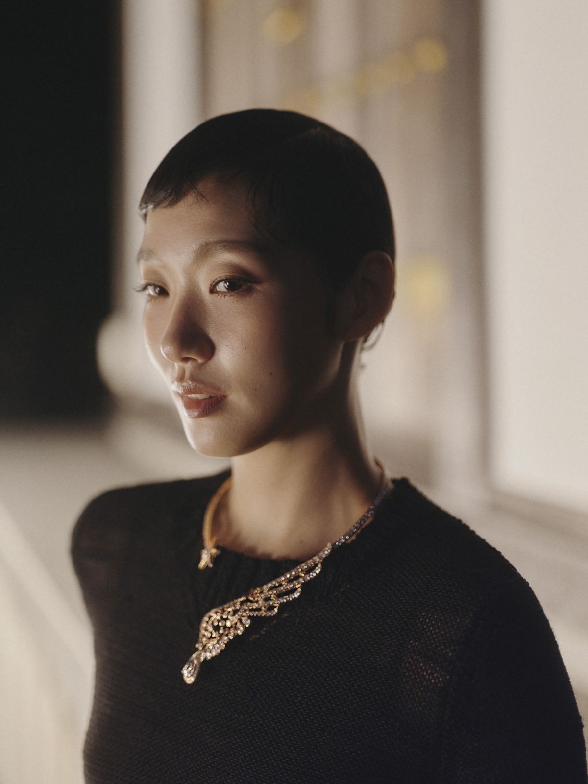 韓國女星暨香奈兒品牌大使金高銀於京都舉辦的《Reach for the Stars》頂級珠寶展中，佩戴Wild at Heart 項鍊。（Photo: Chanel）