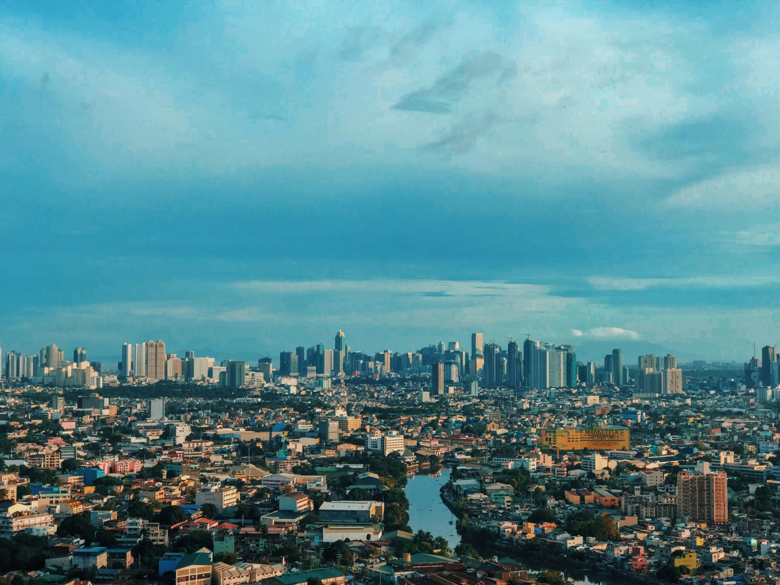 Manila skyline (Photo: Unsplash)