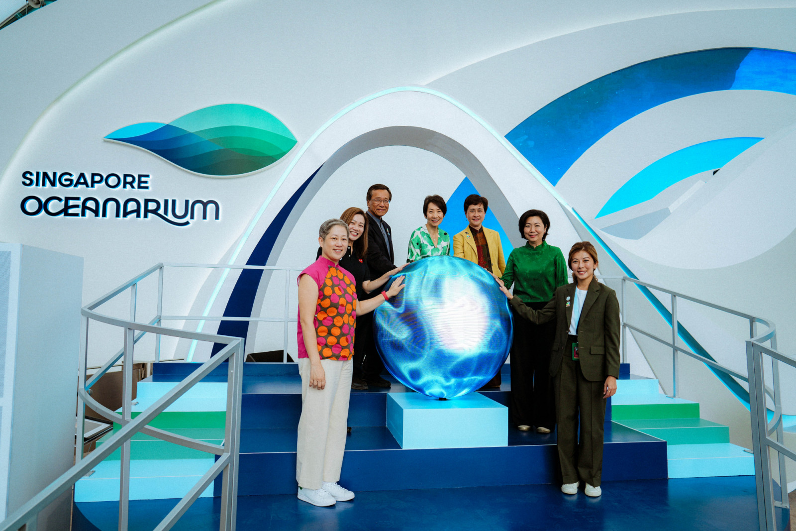 [From Left to Right: Ms. Hwang Yu-Ning, Ms. Melissa Ow, Tan Sri Lim Kok Thay, Minister Grace Fu, Ms. Lee Shi Ruh, Ms. Thien Kwee Eng, Ms. Lam Xue Ying] PHOTO CREDIT: Singapore Oceanarium, Resorts World Sentosa.